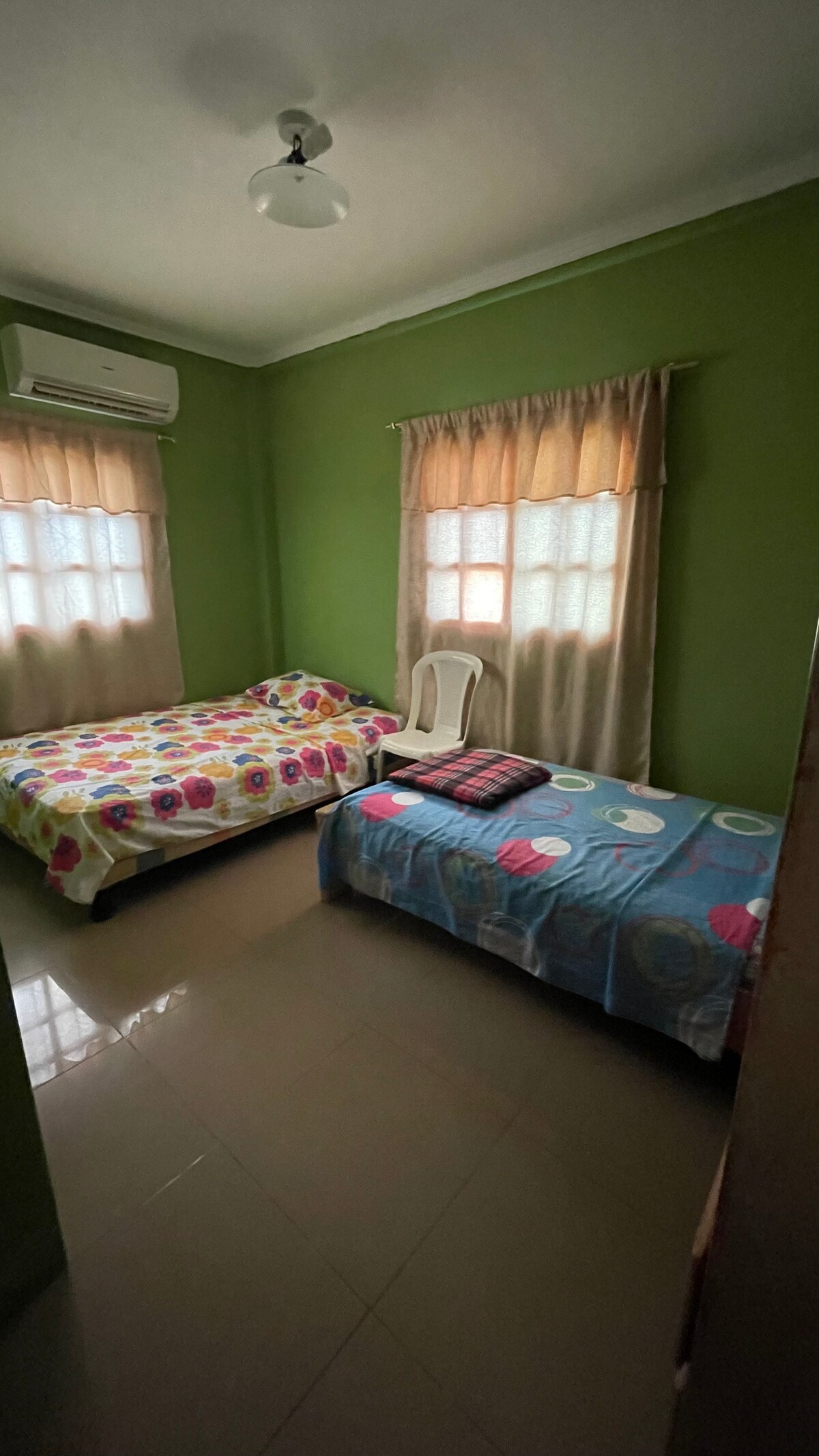 Gornji kat 
Zelena soba 
Kapacitet: 2
1 1/2 krevet 
Privatna kupaonica