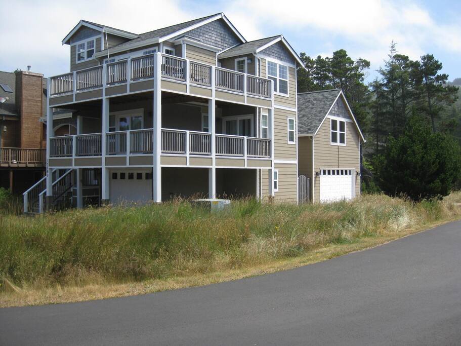 Chalet/Loft Located in Smaller Building Behind Main House. Guest Entrance thru Gate Between the 2.