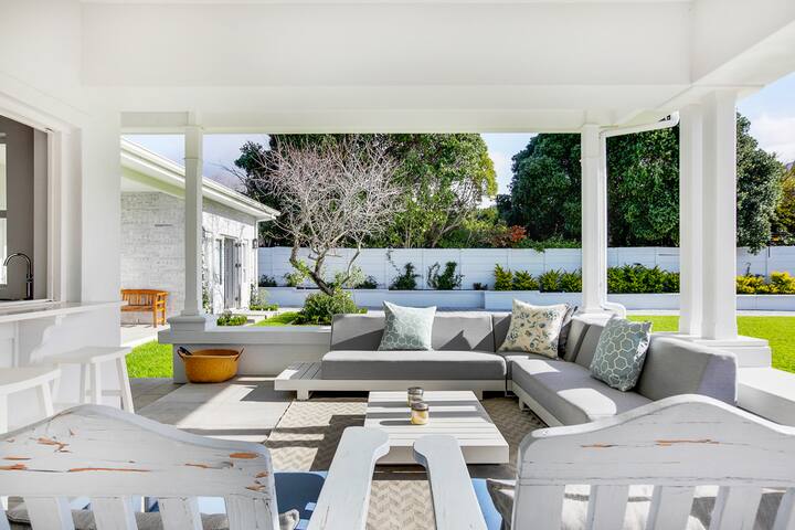 Upper Constantia Beauty with Gorgeous Views gallery image 3