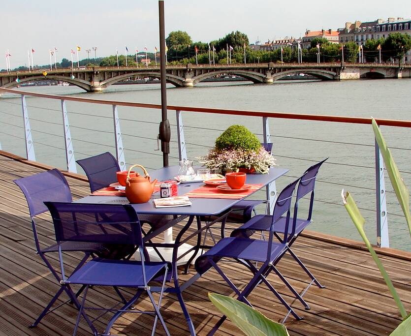 Petits- déjeuners ensoleillés en terrasse