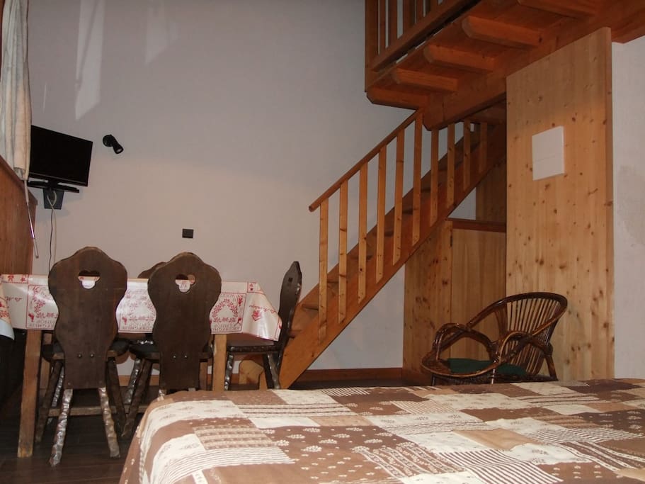 Au premier niveau,coin repas avec un grand lit,accès mezzanine