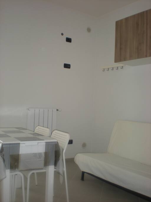Divano letto con appendiabiti