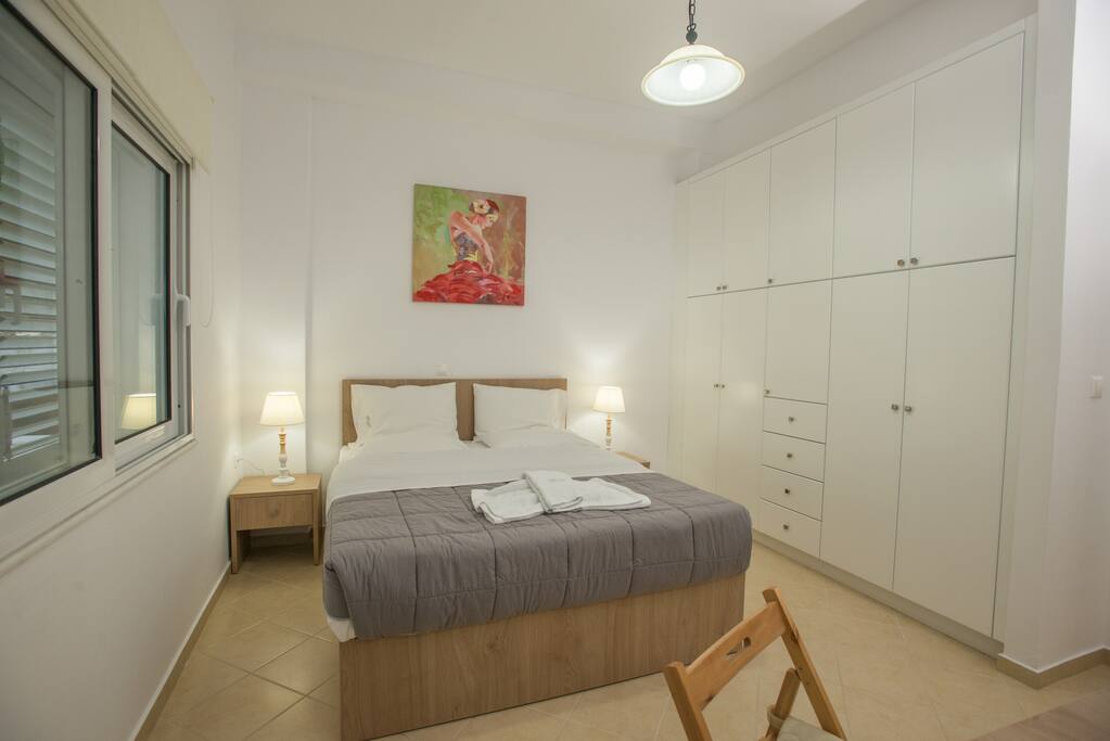 QUEEN SIZE BEDROOM