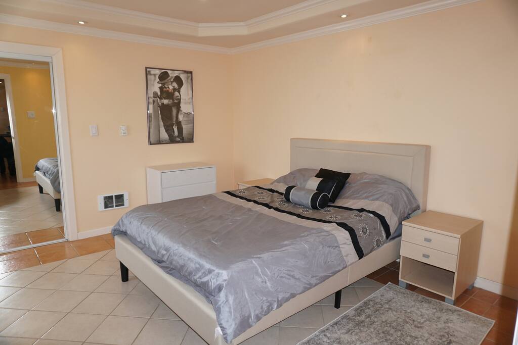 Queen bed in the bedroom