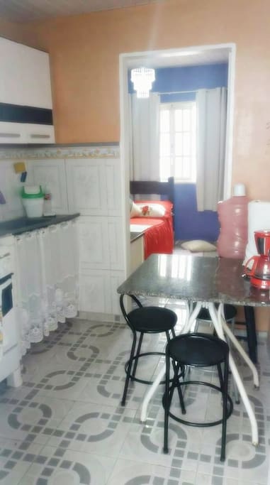 Vista cozinha para quarto