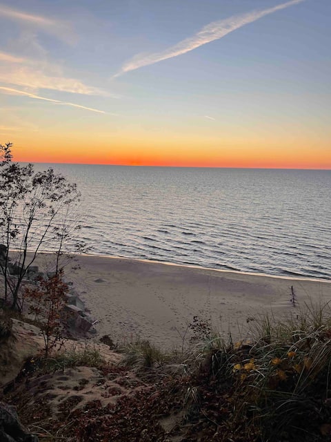 Spacious Home across Lake Michigan w/ Pool!