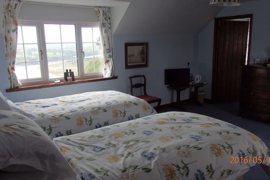 King Size/Twin ensuite interconnects with four poster room to make family suite