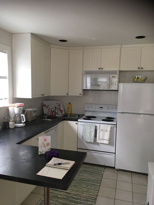 Fully equipped kitchen with eat up breakfast bar.