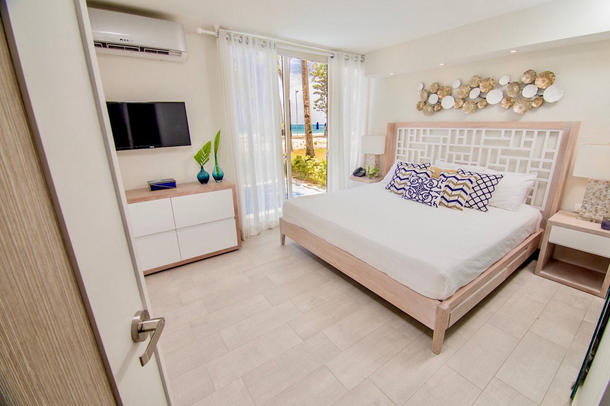 Une vue imprenable sur l'océan peut être dégustée directement depuis la chambre principale du premier étage qui dispose d'un grand lit King Size spacieux