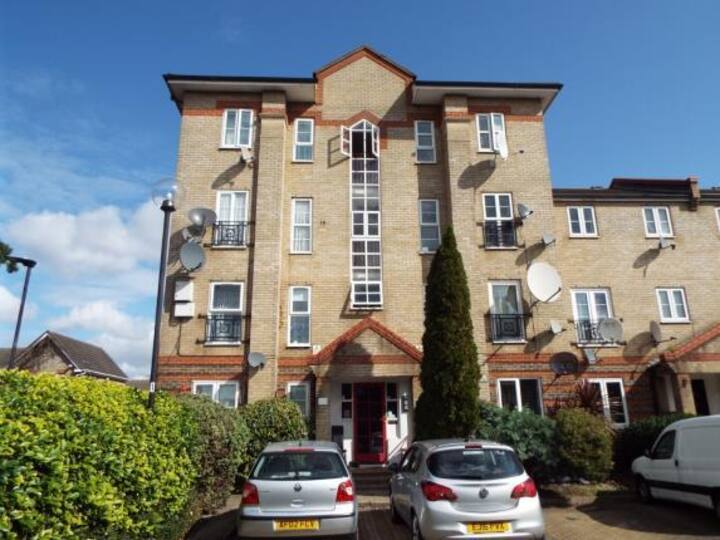 Слика 1 од „Удобен стан со 2 спални соби на најгорниот кат во Бектон“