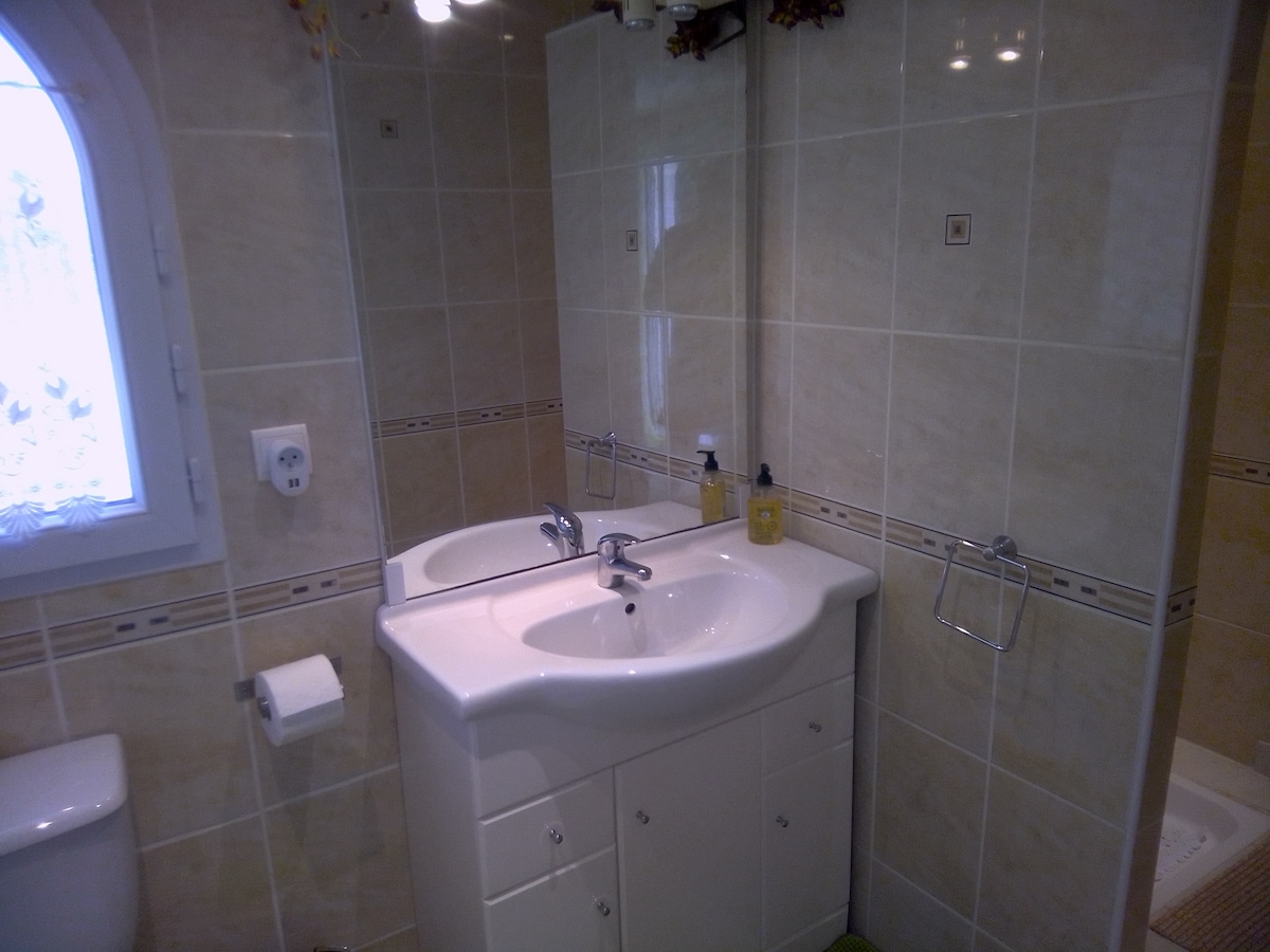 Annuncio Airbnb popolare: Wild Thyme. Sun studio  Private, Tranquil,. a Sérignan