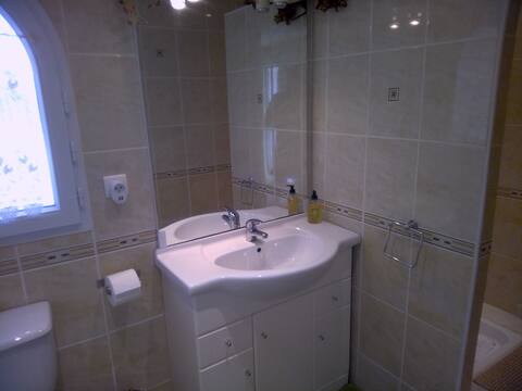 Annonce Airbnb populaire: Wild Thyme. Sun studio Private, Tranquil,. à Sérignan