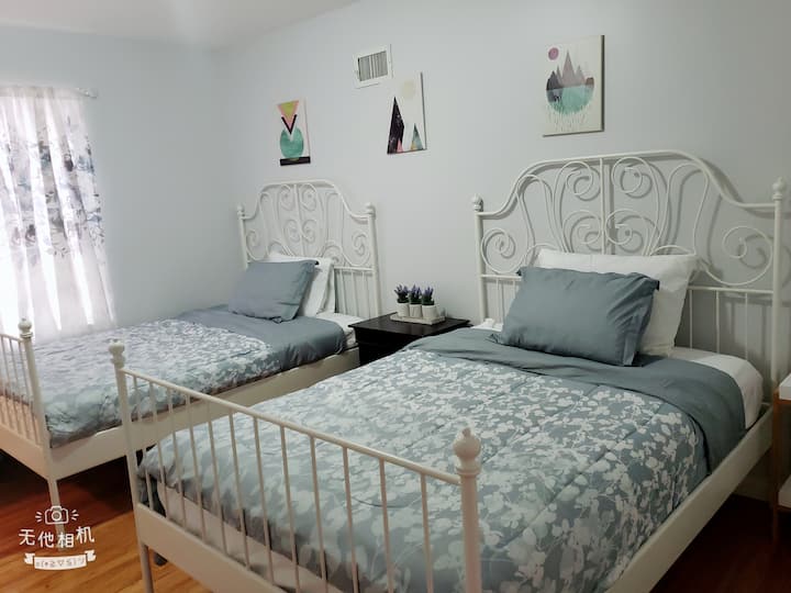 საძინებელი #2 დიდი კარადათი და ორი სრული ზომის საწოლით. 