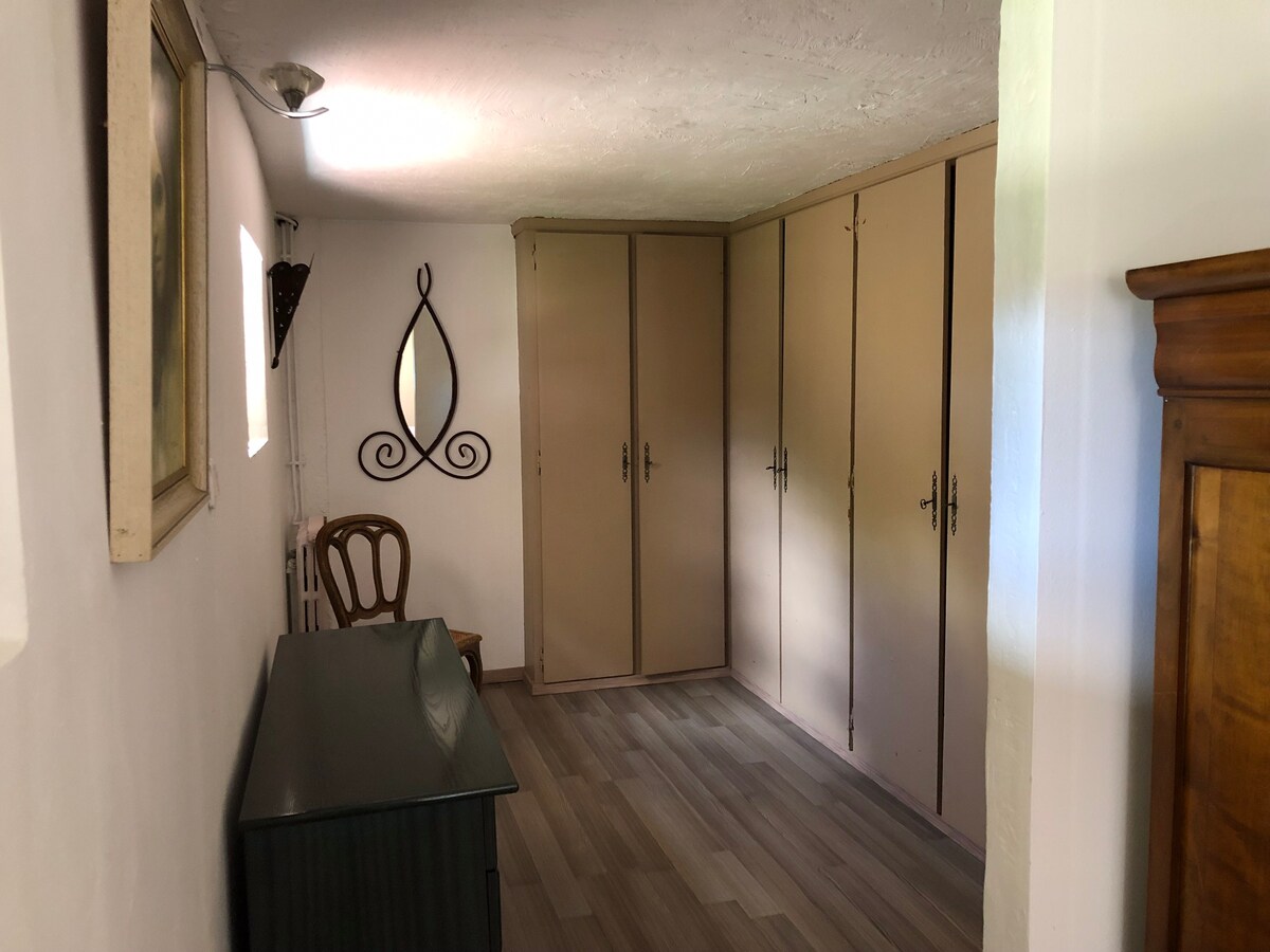 ארונות אחסון בחדר שינה