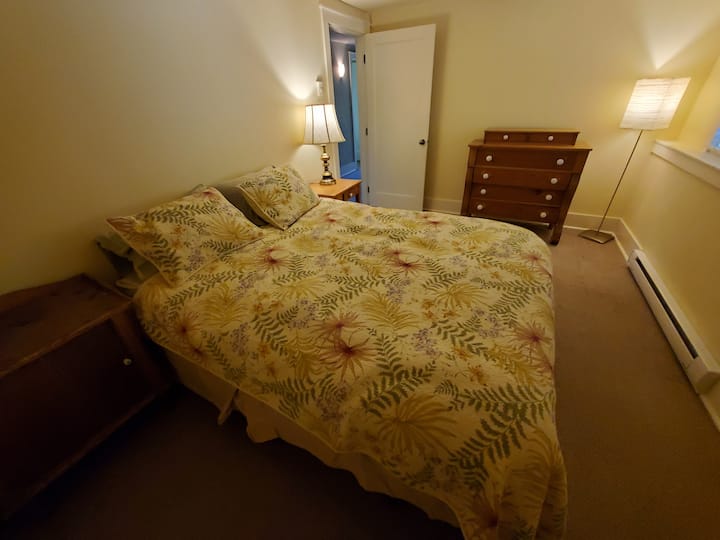 Segundo dormitorio: Mobiliario antiguo. Cómoda cama tamaño queen. Espacio en el armario