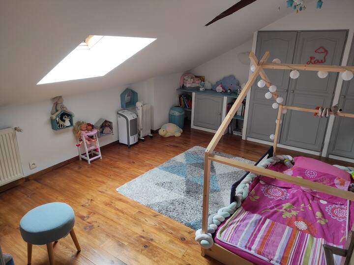 Спалня 3 с детско креватче