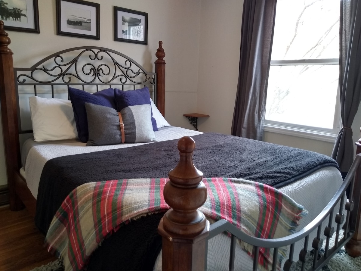 Habitación del rancho.  Cama tamaño queen. Baño compartido.