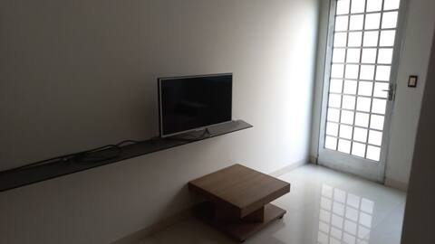 Apartamento 2 qtos mobiliado + área externa terrea