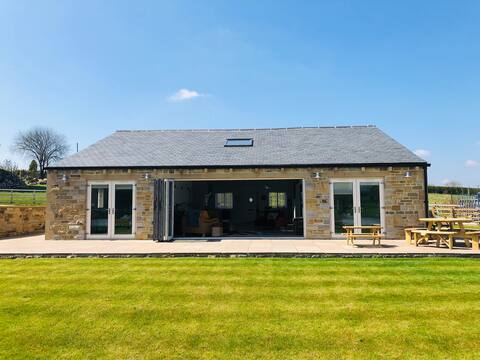 Luxury 5 bed-hot tub, garden, nr yorkshire dales