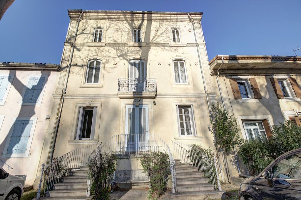 Le perron et l'entrée principale de la Maison.