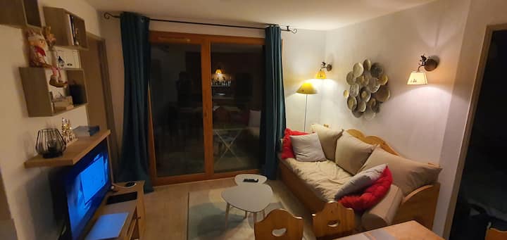 Sala de estar con sofá cama doble