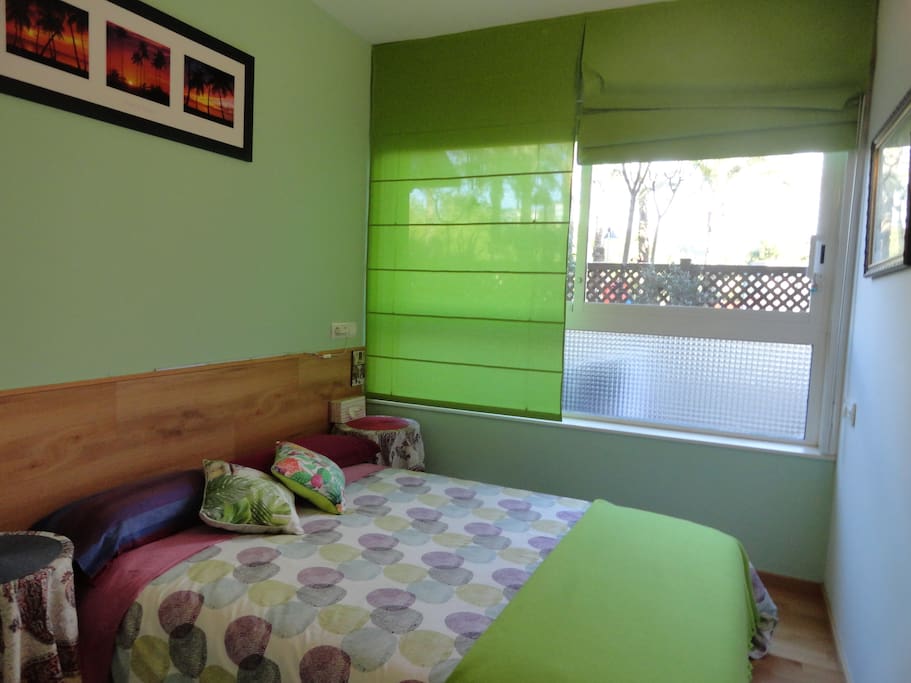 Habitación con cama grande con vistas al exterior