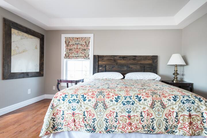 Stately Victorian Near Beaches/Newport. 12 beds gallery image 5