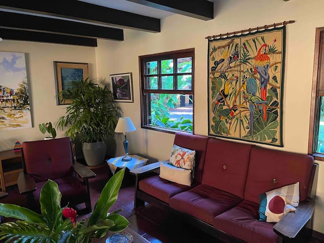 Tropical sun filled house & pool