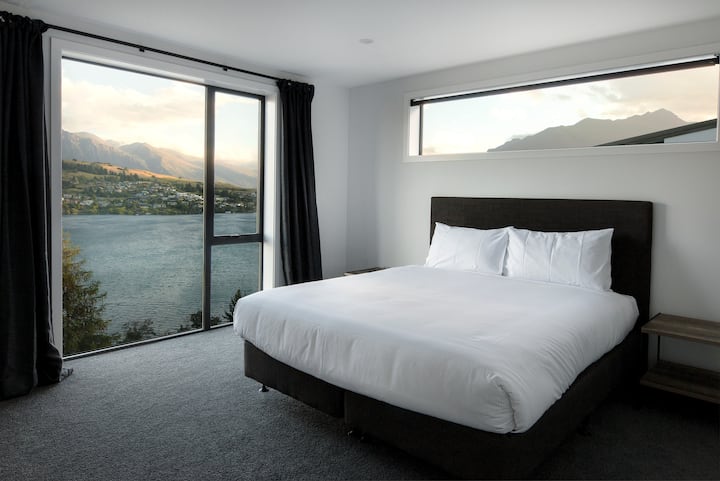 חדר שינה ראשי, עם מצעים יוקרתיים, חימום תת רצפתי וחדר רחצה מלא עם חדר רחצה צמוד וארון בגדים. 