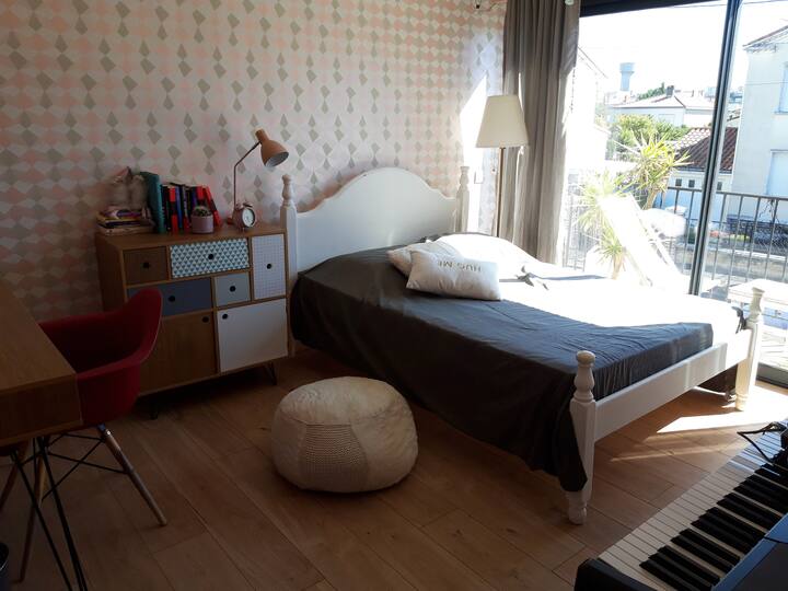 Rum på övervåningen med balkong 