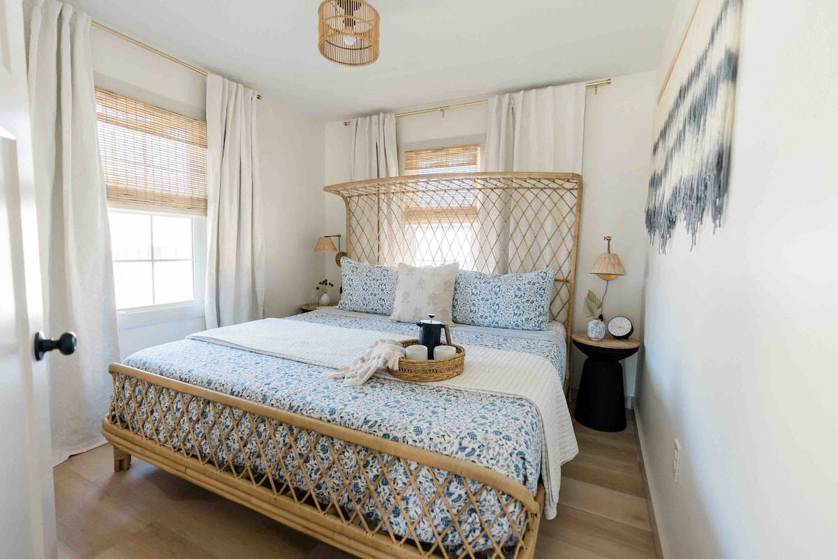 เตียงคิงไซส์พร้อมโครงเตียงหวายที่สวยงามผนังแขวนโดยศิลปินท้องถิ่น