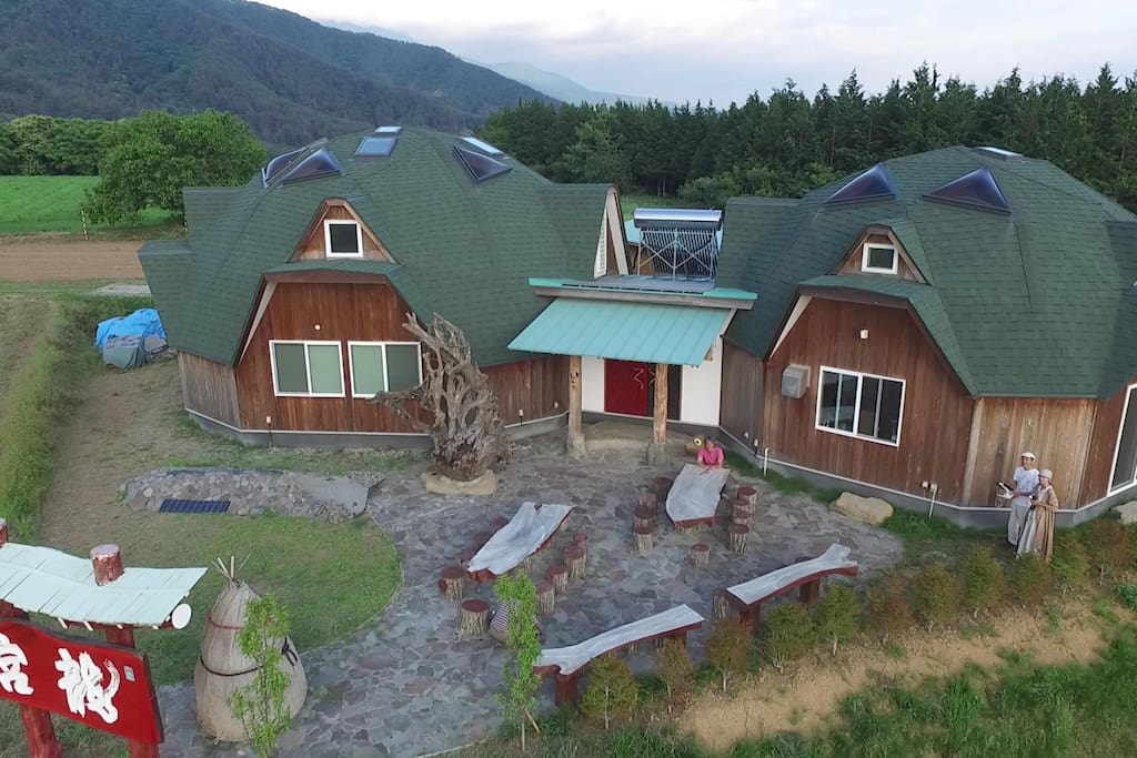 建物正面をドローンで空撮