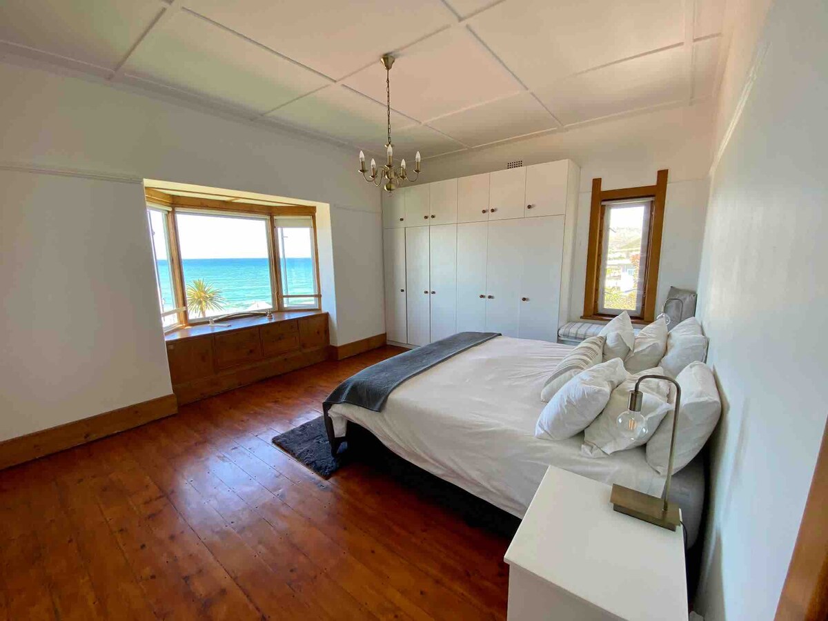 Grote grote slaapkamer met uitzicht op de oceaan