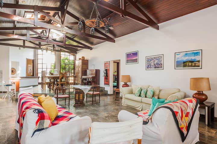 Awesome Waterfront Farm House - Americana