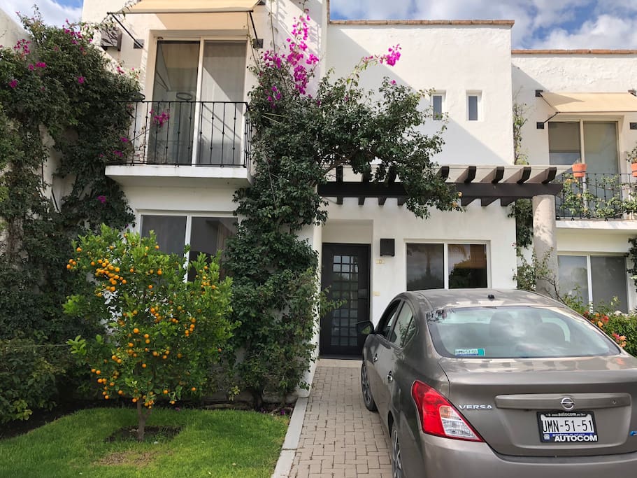 Entrada de la casa y estacionamiento privado