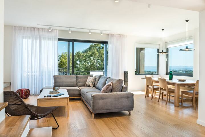 happy villa (Now with heated pool!) gallery image 5