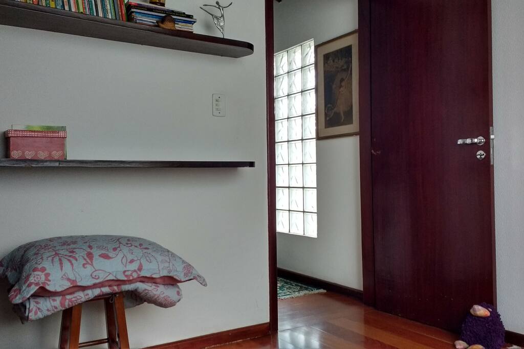 Sentado no sofá-cama