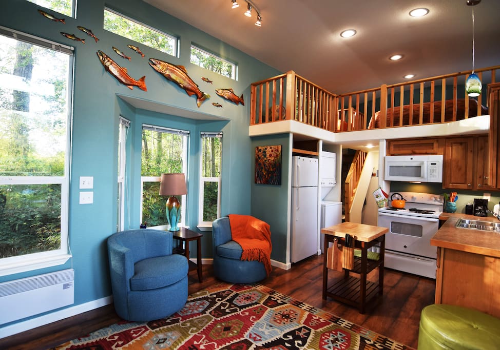 Bright cheery living room, well-equipped kitchen and washer & dryer, with detergents.