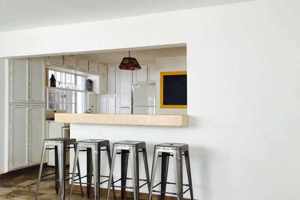 cocina y barra-servicio.