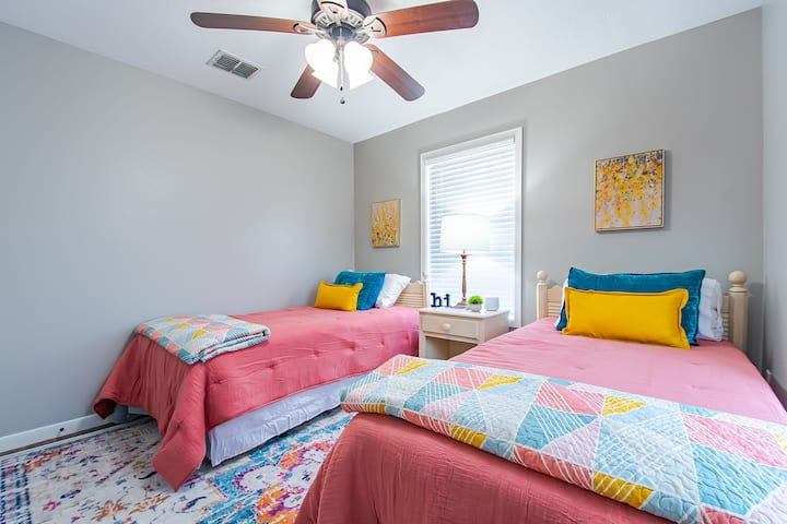 Kreveti za jednu osobu i TV od 81cm.