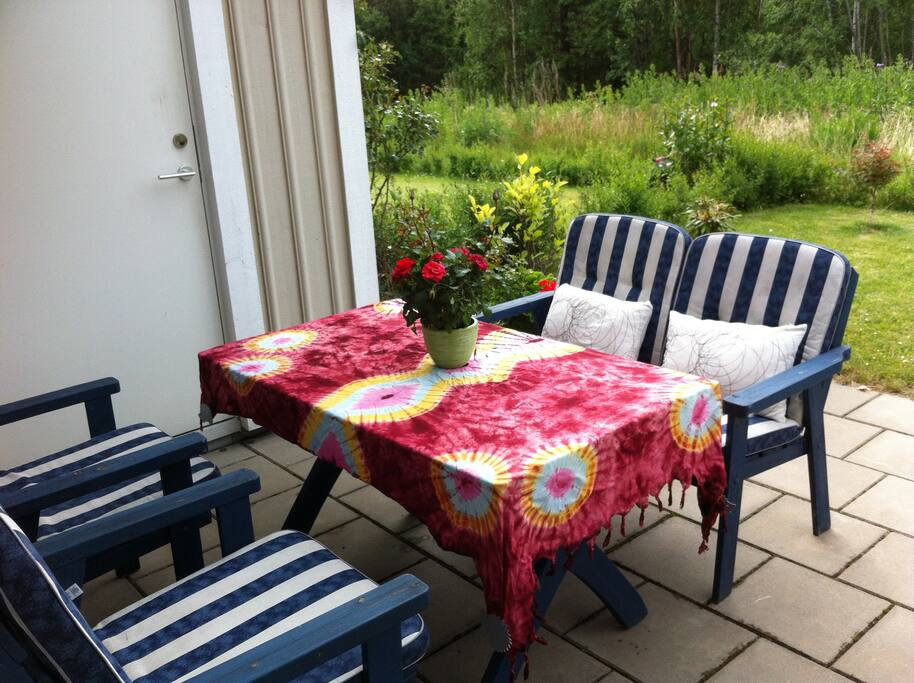 Uteplats med stora markiser och rejäl grill. Inga mygg, äldre grustag bakom-torrt