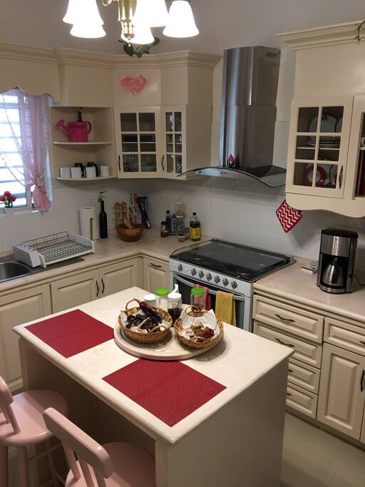 Cocina totalmente equipada con horno de gas, horno de microondas, cafetera, etc.
Fully equipped kitchen with gas oven, microwave oven, coffee maker, etc.