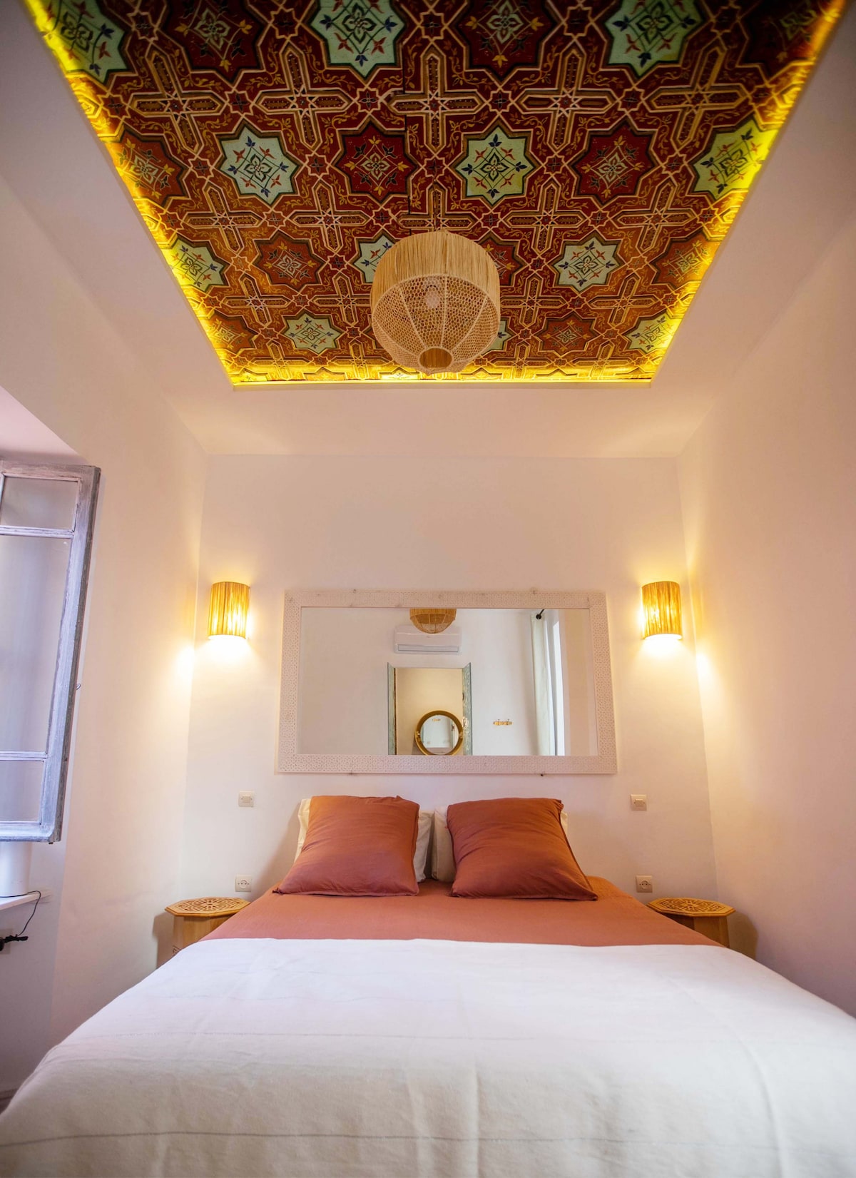 Спална соба 1 со сопствена бања (туш)
Избор на кревети:
 2 единечни кревета или 1 брачен кревет (160)