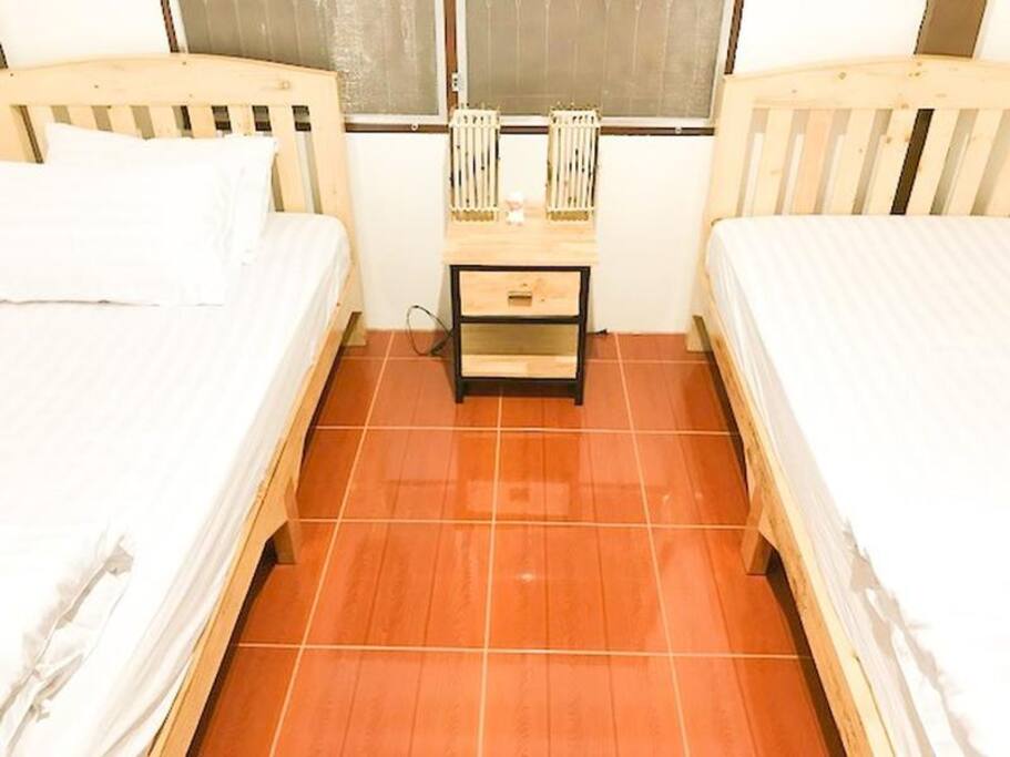 bed room with 2 beds