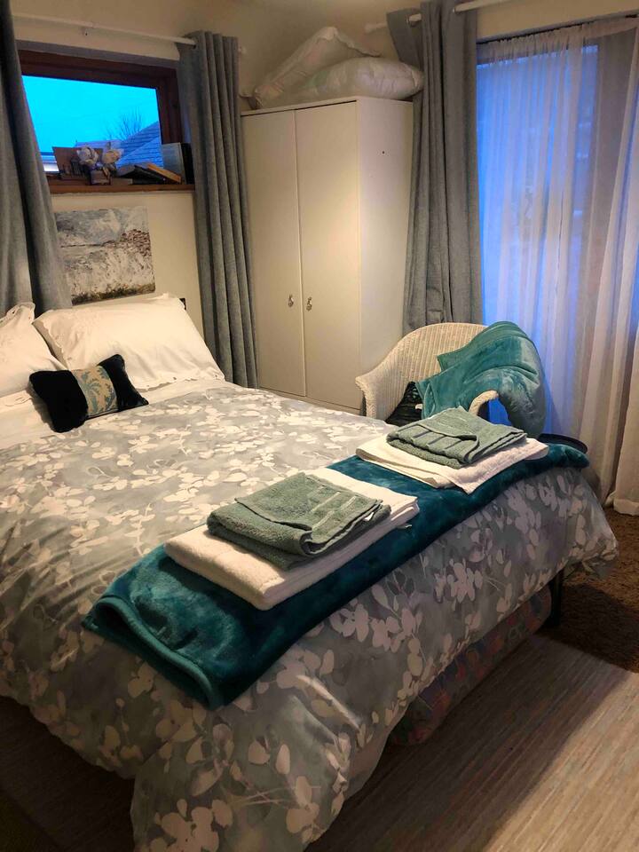 提供非常舒适的床、记忆泡沫床垫、手巾、浴巾和游泳巾。 卧室门通往露台。 电视、微波炉、冰箱、水壶和充足的新鲜牛奶。咖啡、茶和热巧克力。