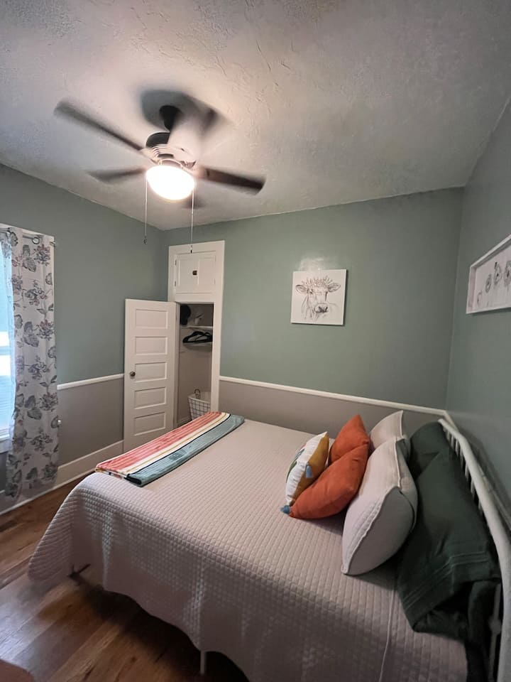 Spálňa 2: manželská posteľ s komodou a šatníkom. 