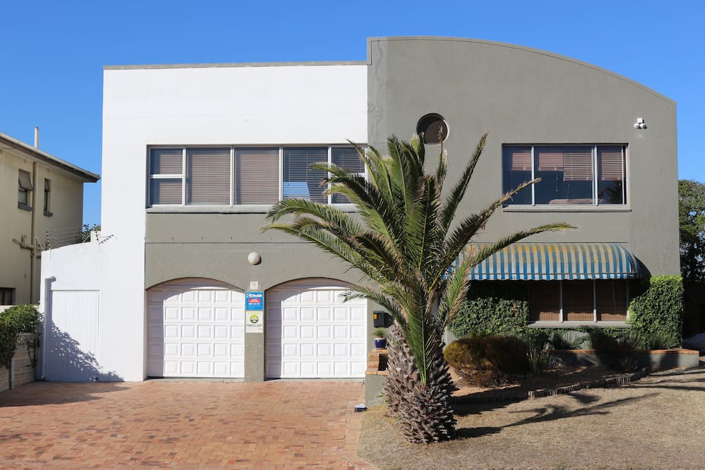 House with space for 2 cars in garage