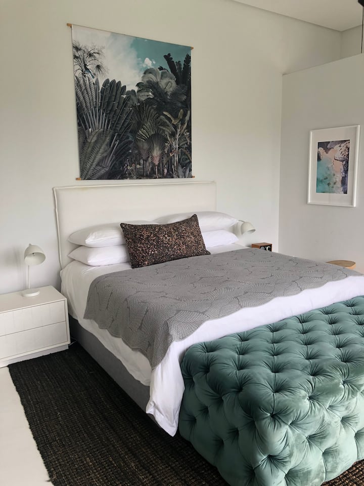 ห้องนอนหลักมีห้องน้ำในตัวมองเห็นสวนและที่ดิน