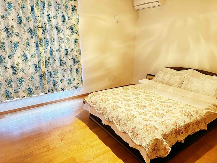 Mabweni ya 1 (ghorofa ya 2, chumba cha mtindo wa Magharibi)
Inafaa kwa kitanda 1 cha watu wawili, watu 2.
Ikiwa idadi ya wageni ni kubwa, mkeka hutolewa, kwa hivyo inaweza kuchukua watu 4.