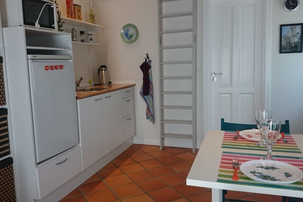 Køleskab og microovn. Der kan ikke laves mad i indendørs køkken, men der er en gasgrill som må benyttes frit.
